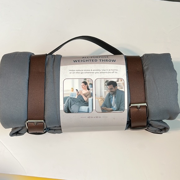 NWT Avon Voyage Carry & Go All-Purpose 5lb Weighted Throw Blanket - Picture 2 of 4